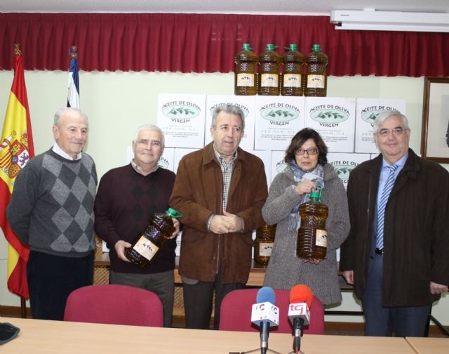 El Cifea de Jumilla hace entrega a Cáritas de 400 litros de la producción de aceite obtenida en ensayos de mejora de la calidad - 1, Foto 1