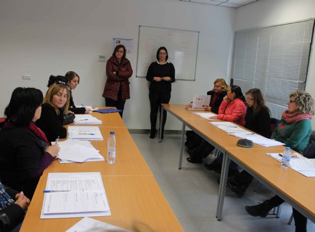 17 mujeres inician el curso de atención sanitaria en el domicilio ofertado por Igualdad y las Asociación Mar y Tierra - 2, Foto 2