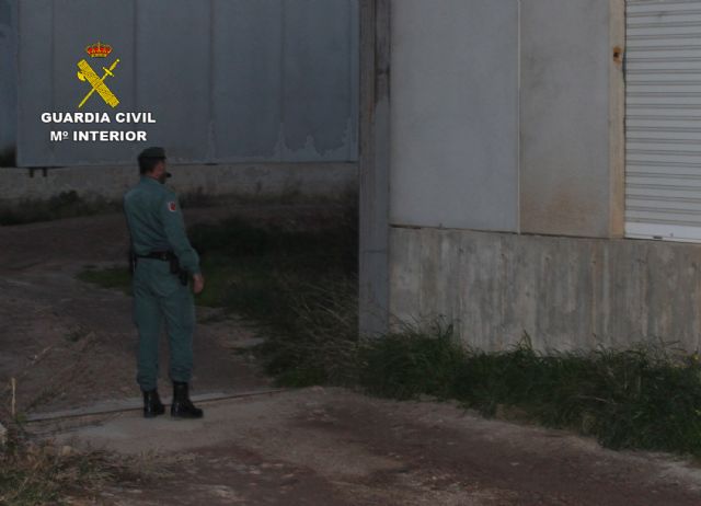 La Guardia Civil detiene in fraganti a dos personas mientras robaban en una empresa de Murcia - 2, Foto 2