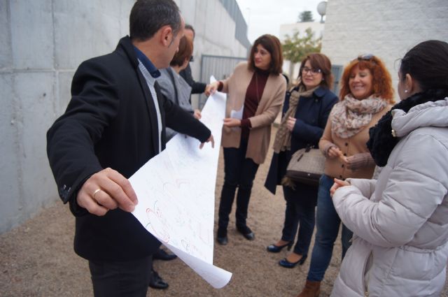 City officials visit the CEIP "The Cross" for the project of "Eco School Garden" which has been awarded the CARM, Foto 1