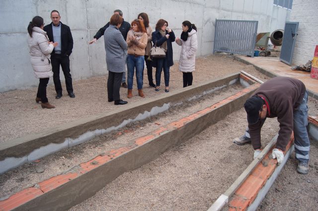 City officials visit the CEIP "The Cross" for the project of "Eco School Garden" which has been awarded the CARM, Foto 4