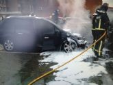 Arde un turismo en el aparcamiento del Cenit