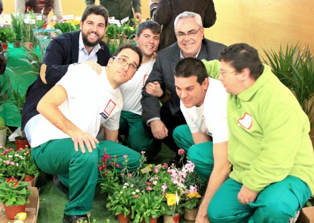 Alumnos de Astrapace venden sus macetas decoradas en la Consejería de Economía y Hacienda - 1, Foto 1