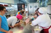 Niños de Asteamur participan en un taller de cocina