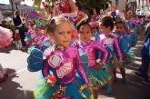 Cientos de personas reciben el Carnaval Infantil 2015 que ha ambientado con ritmo, color y fantasa las calles de la localidad