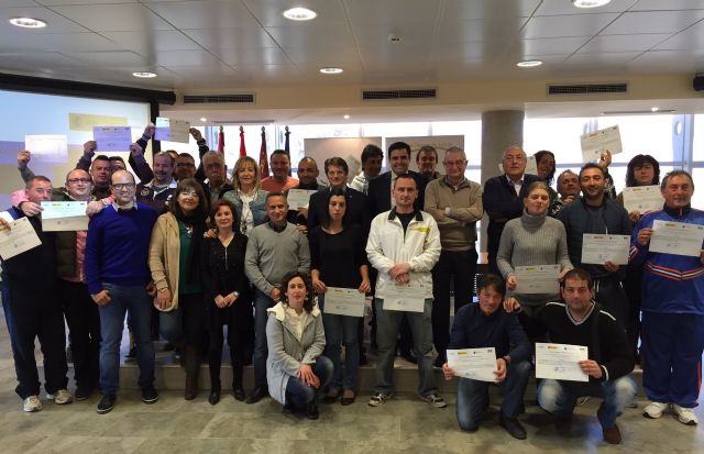 Francisco Jódar y Alejandro Zamora entregan los diplomas a 24 participantes en el programa de formación y empleo - 1, Foto 1