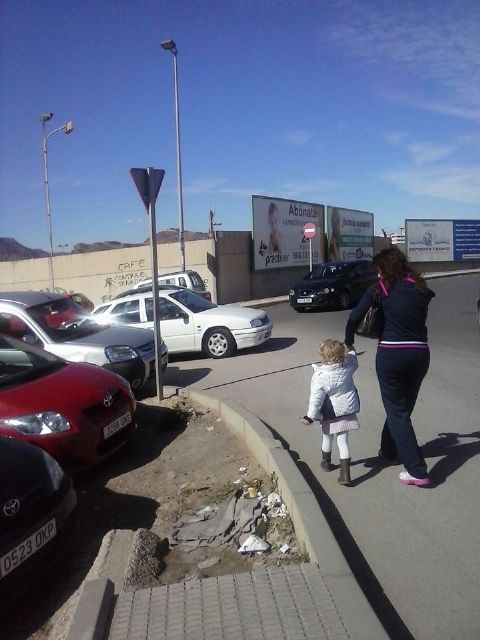 SPCT denuncia deficiencias en las aceras del acceso al hospital desde la barriada Santiago - 2, Foto 2