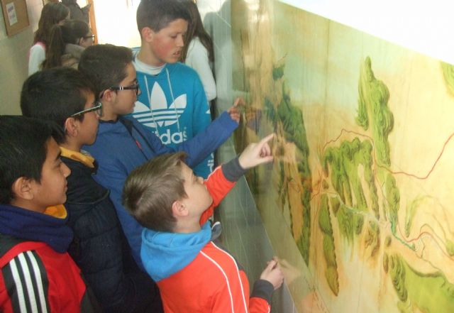 Los centros educativos realizan visitas didácticas a la exposición de mapas históricos de Caravaca - 2, Foto 2