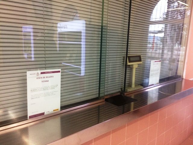 IU acusa a RENFE de recortar los servicios públicos con el cierre de la Venta de Billetes en la Estación de Totana, Foto 2