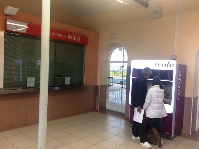 IU acusa a RENFE de recortar los servicios públicos con el cierre de la Venta de Billetes en la Estación de Totana - 3, Foto 3