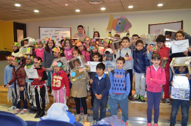 La concejalía de Medio Ambiente aprovechó el carnaval para ofrecer a los colegios un taller de disfraces con material reciclable - 1, Foto 1