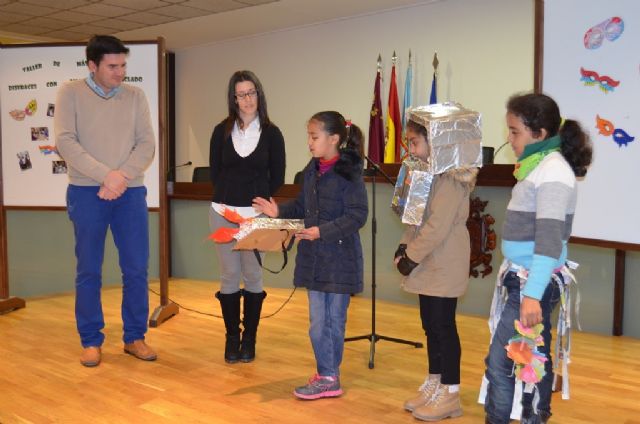 La concejalía de Medio Ambiente aprovechó el carnaval para ofrecer a los colegios un taller de disfraces con material reciclable - 2, Foto 2