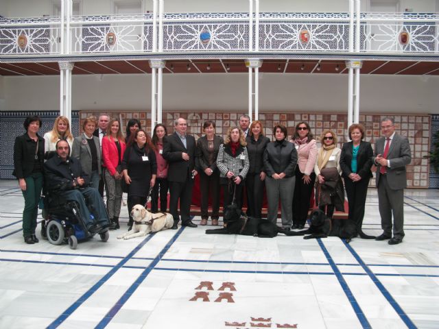 La Asamblea aprueba la ley que regula el uso de perros de asistencia - 1, Foto 1