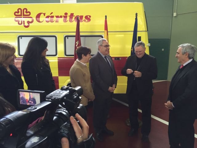 La Comunidad entrega a Cáritas un furgón destinado a labores humanitarias entre las unidades parroquiales - 1, Foto 1