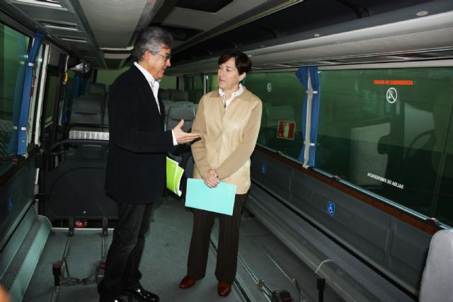 La consejera de Sanidad y Política Social conoce los vehículos adaptados del Parque Móvil Regional - 1, Foto 1