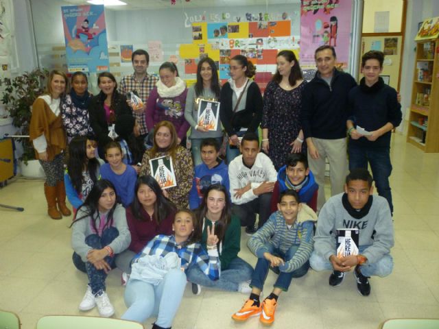 El autor de Herejía se reúne con los integrantes de los Centros Interculturales - 1, Foto 1