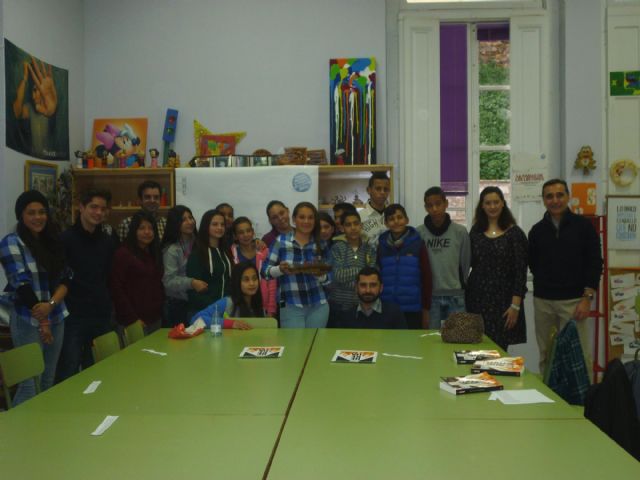 El autor de Herejía se reúne con los integrantes de los Centros Interculturales - 2, Foto 2