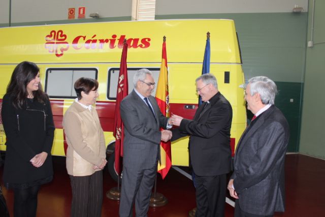 Cáritas recibe de la Comunidad Autónoma un furgón del Parque Móvil regional - 2, Foto 2