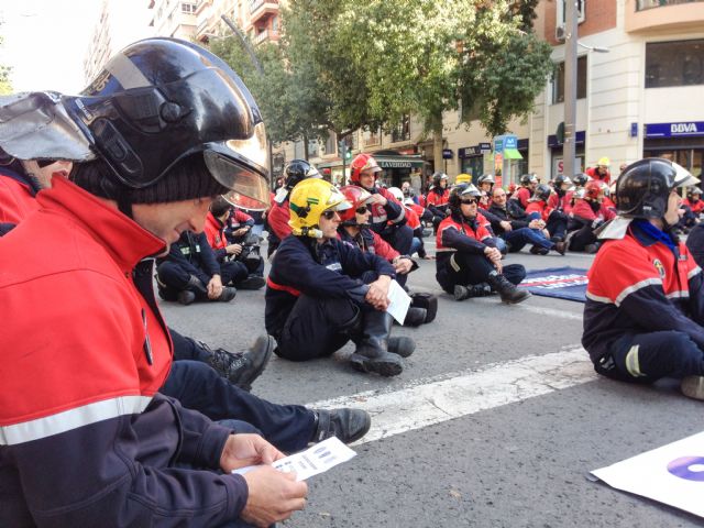 Los bomberos de la CGT en Murcia participan en la movilización para denunciar la privatización y el intrusismo - 1, Foto 1