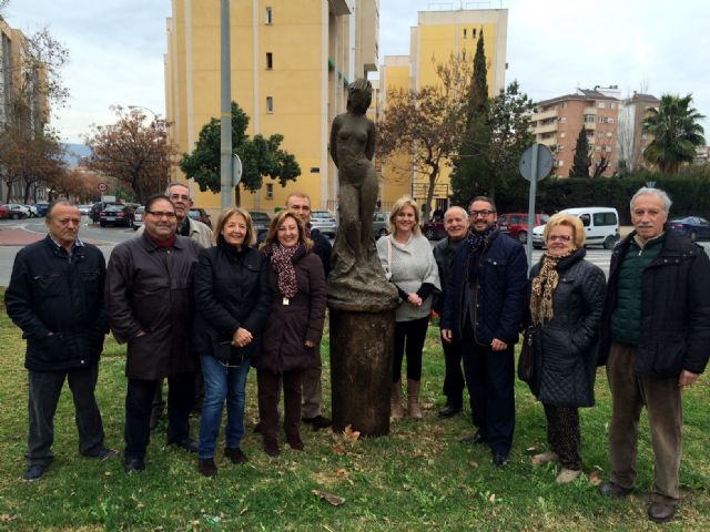 Diego Mirete rinde tributo a la mujer murciana en una nueva escultura para el barrio Infante Juan Manuel - 1, Foto 1
