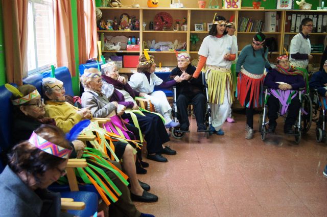 Users and Professionals Day Centre for the Elderly Dependents of Balsa Vieja celebrate Carnaval'2015, Foto 1