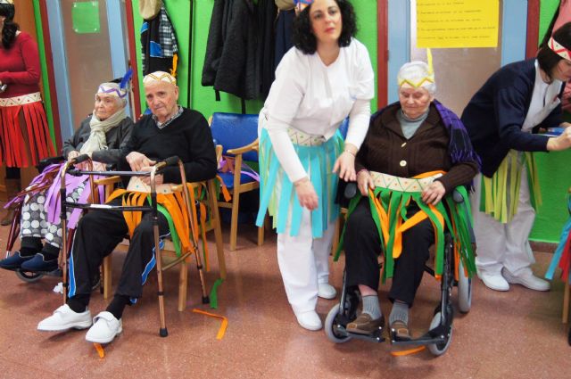 Users and Professionals Day Centre for the Elderly Dependents of Balsa Vieja celebrate Carnaval'2015, Foto 2