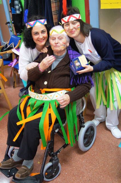 Users and Professionals Day Centre for the Elderly Dependents of Balsa Vieja celebrate Carnaval'2015, Foto 4