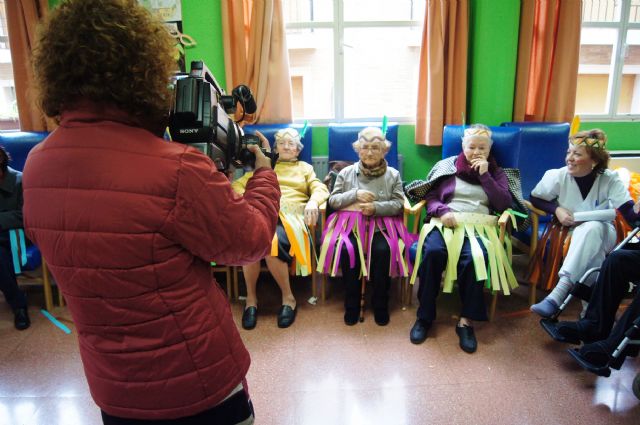 Users and Professionals Day Centre for the Elderly Dependents of Balsa Vieja celebrate Carnaval'2015, Foto 5