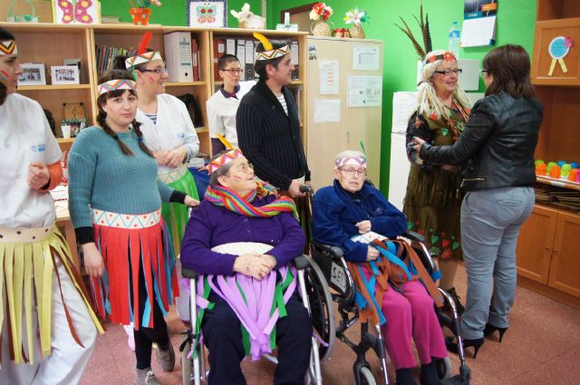 Users and Professionals Day Centre for the Elderly Dependents of Balsa Vieja celebrate Carnaval'2015, Foto 6