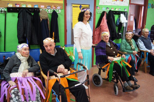 Users and Professionals Day Centre for the Elderly Dependents of Balsa Vieja celebrate Carnaval'2015, Foto 7