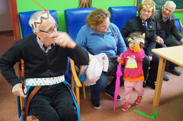 Users and Professionals Day Centre for the Elderly Dependents of Balsa Vieja celebrate Carnaval'2015, Foto 8