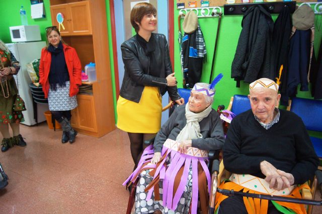 Users and Professionals Day Centre for the Elderly Dependents of Balsa Vieja celebrate Carnaval'2015, Foto 9