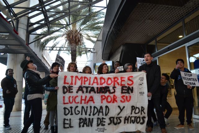 Decenas de personas se concentran frente al centro comercial Atalayas para apoyar la huelga de sus trabajadores de la limpieza - 1, Foto 1