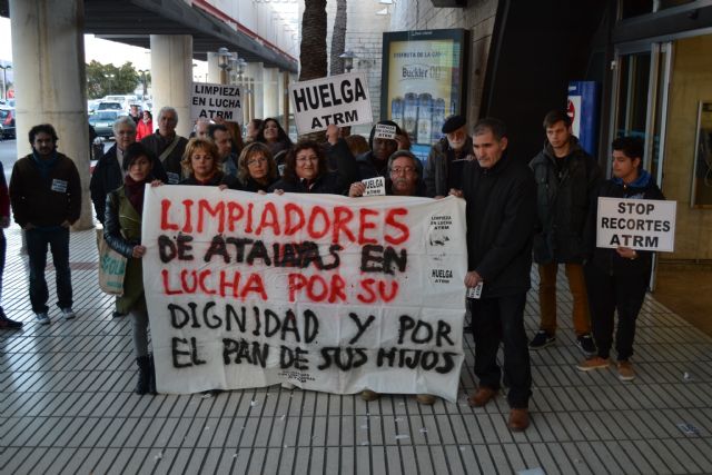 Decenas de personas se concentran frente al centro comercial Atalayas para apoyar la huelga de sus trabajadores de la limpieza - 2, Foto 2