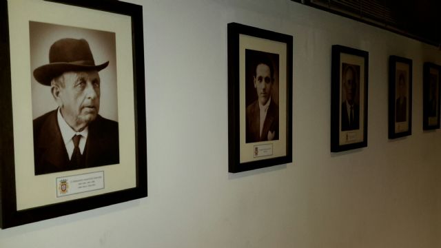 Las paredes del salón de plenos del Ayuntamiento de San Javier acogen desde ayer los retratos de los 30 alcaldes de los últimos 113 años - 1, Foto 1