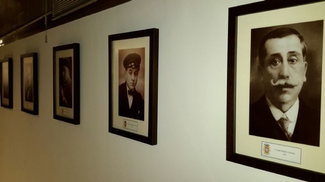 Las paredes del salón de plenos del Ayuntamiento de San Javier acogen desde ayer los retratos de los 30 alcaldes de los últimos 113 años - 2, Foto 2