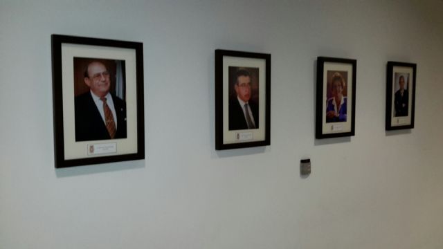 Las paredes del salón de plenos del Ayuntamiento de San Javier acogen desde ayer los retratos de los 30 alcaldes de los últimos 113 años - 3, Foto 3