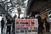 Decenas de personas se concentran frente al centro comercial Atalayas para apoyar la huelga de sus trabajadores de la limpieza
