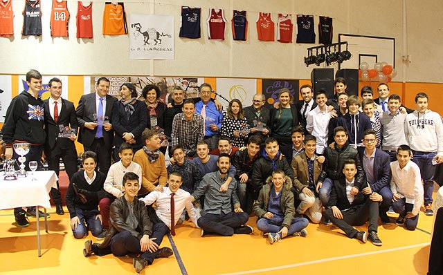 El CB Lumbreras premia a personas e instituciones por su compromiso con el deporte en su I Gala del Baloncesto, Foto 1