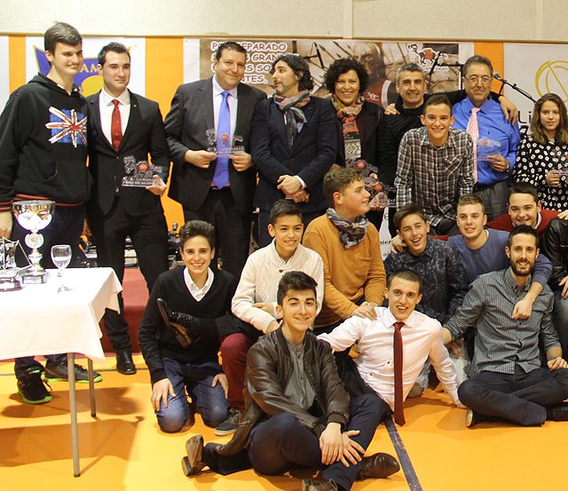 El CB Lumbreras premia a personas e instituciones por su compromiso con el deporte en su I Gala del Baloncesto, Foto 2