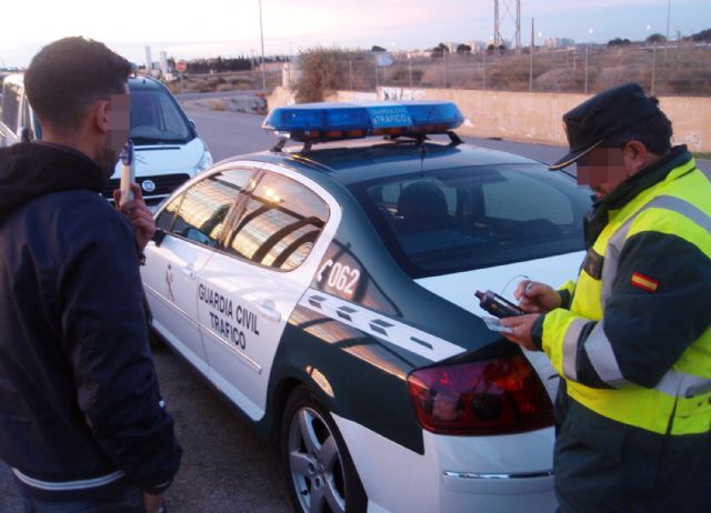 La Guardia Civil detiene a una veintena de personas por delito contra la seguridad vial en la Región - 4, Foto 4