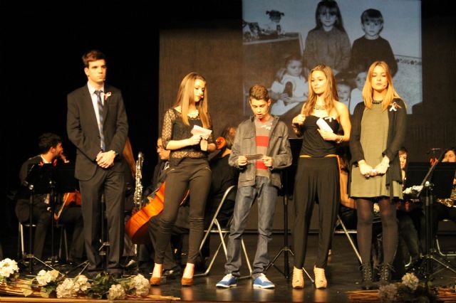 Más 400 personas se reunieron en el Teatro Vico para rendir homenaje a una de las impulsoras de las enseñanzas musicales de Jumilla, Mª Ángeles Tomás - 3, Foto 3