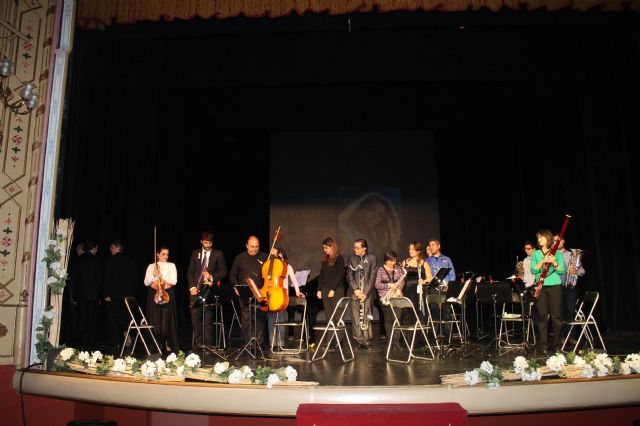 Más 400 personas se reunieron en el Teatro Vico para rendir homenaje a una de las impulsoras de las enseñanzas musicales de Jumilla, Mª Ángeles Tomás - 5, Foto 5
