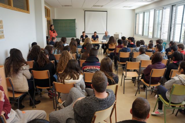 Los futbolistas del Real Murcia Fernando y Pumar visitan el IES La Florida torreño - 1, Foto 1