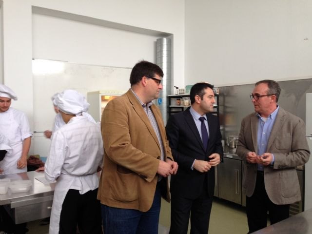 Educación prepara a los alumnos de Formación Profesional del instituto Rey Carlos III de Águilas para trabajar en el sector servicios - 1, Foto 1