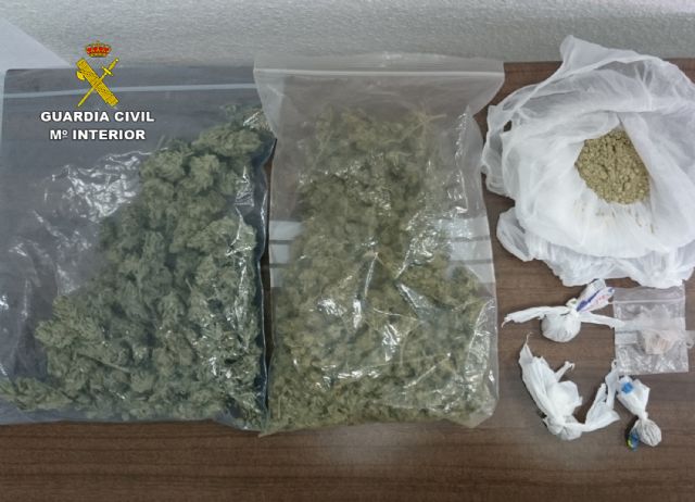 La Guardia Civil se incauta de dos bolsas de marihuana en un carrito de bebé - 1, Foto 1