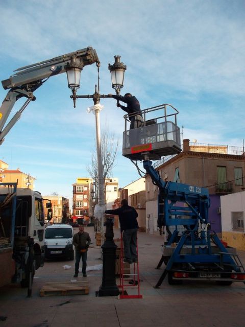 Instaladas las nuevas farolas en la plaza Joaquin Costa - 3, Foto 3