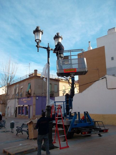 Instaladas las nuevas farolas en la plaza Joaquin Costa - 4, Foto 4