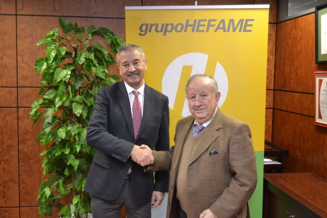 Diego Lorenzo, delegado provincial de ASISA, y Carlos Corves, Presidente de HEFAME firmando el acuerdo, Foto 1