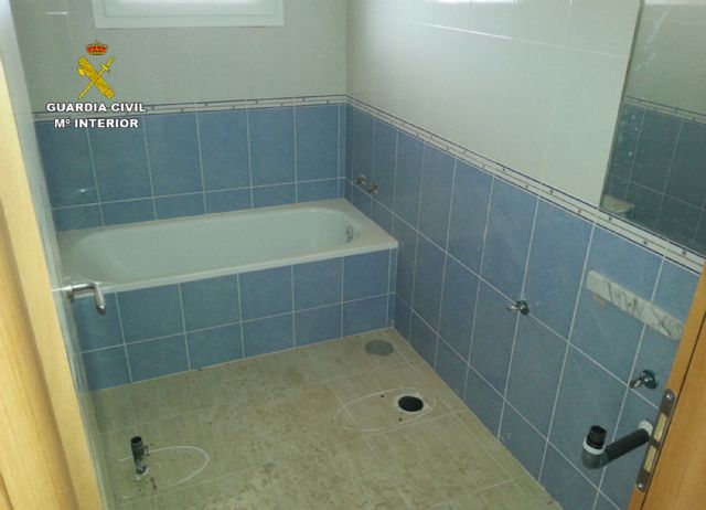 La Guardia Civil detiene a dos personas, vecinos de Totana, por robos en una docena de inmuebles de la urbanización Camposol, Foto 6